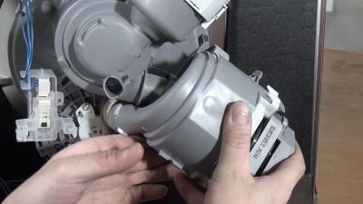 Geschirrspüler bleibt kalt: Fehler E09 - Heizpumpe wechseln (Bosch / Siemens / Neff)