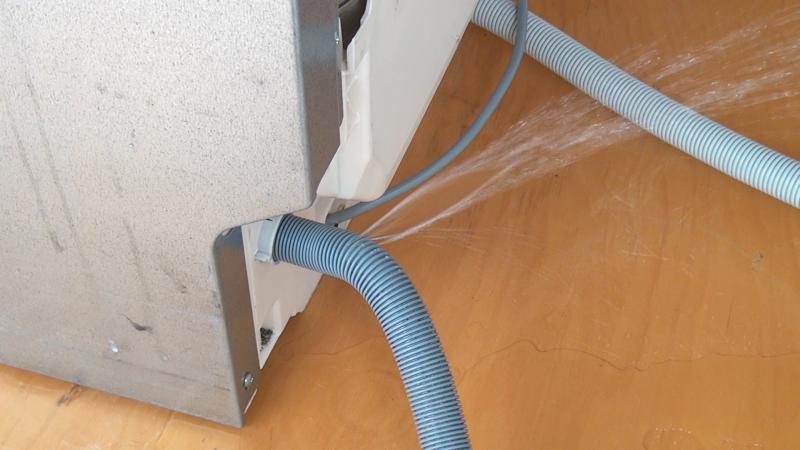 Spülmaschine läuft aus: Ablaufschlauch wechseln (Zanussi)