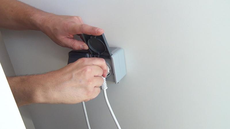 Gerät vom Stromnetz trennen Gerät vom Stromnetz trennen