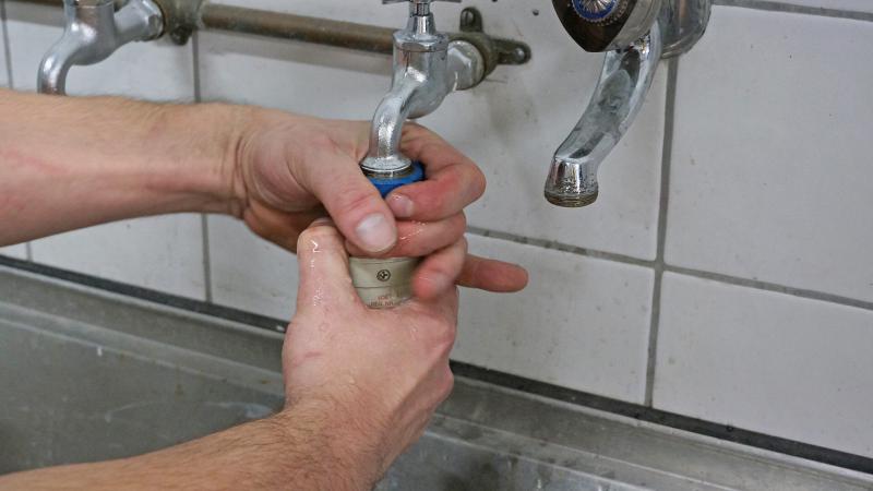 Gerät vom Wasseranschluss abschließen Gerät vom Wasseranschluss abschließen