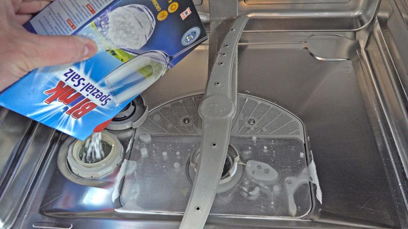 Geschirrspüler mit Maschinensalz befüllen Geschirrspüler mit Maschinensalz befüllen