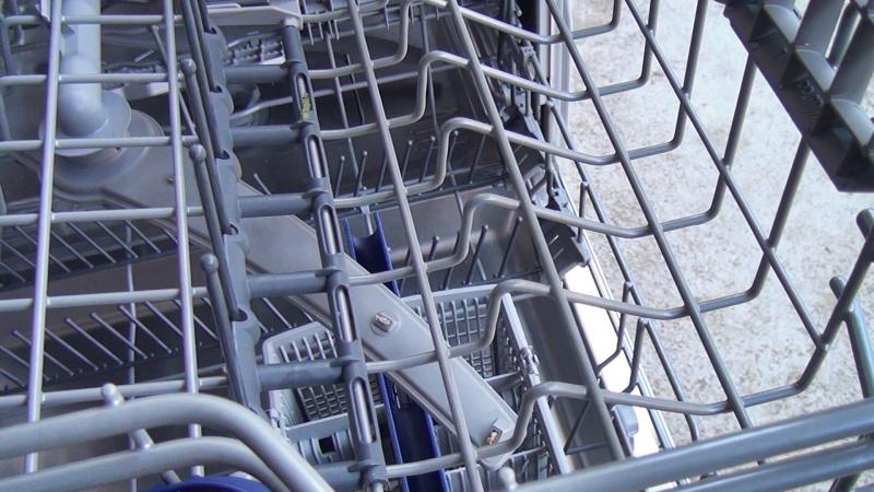 Oberen Geschirrkorb rausziehen und Spülarm prüfen