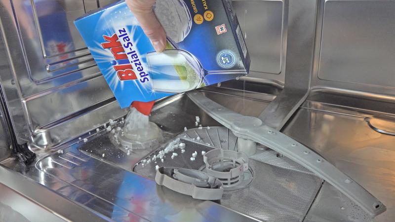 Spülmaschine mit Salz befüllen