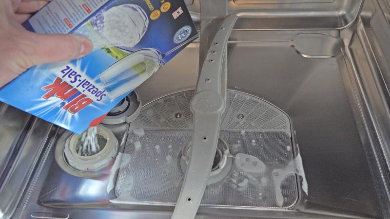 Verschluss des Salzeinfüllstutzens öffnen