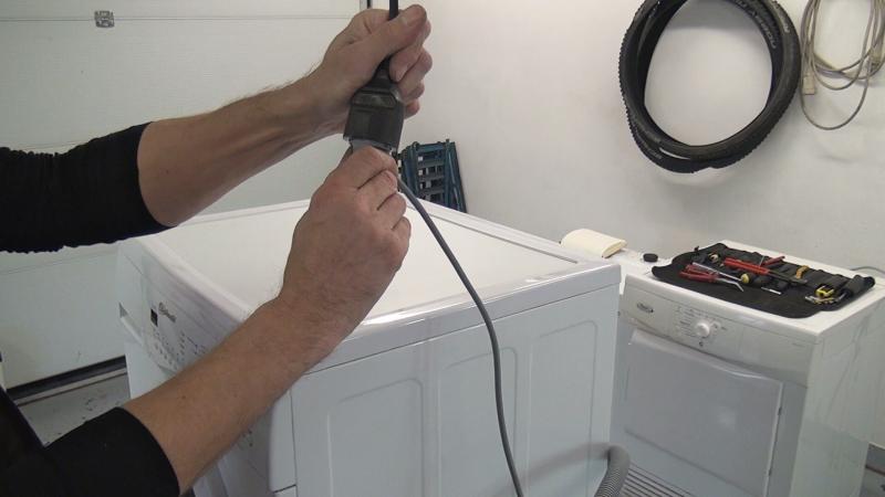 Waschmaschine vom Stromnetz abschließen Waschmaschine vom Stromnetz abschließen