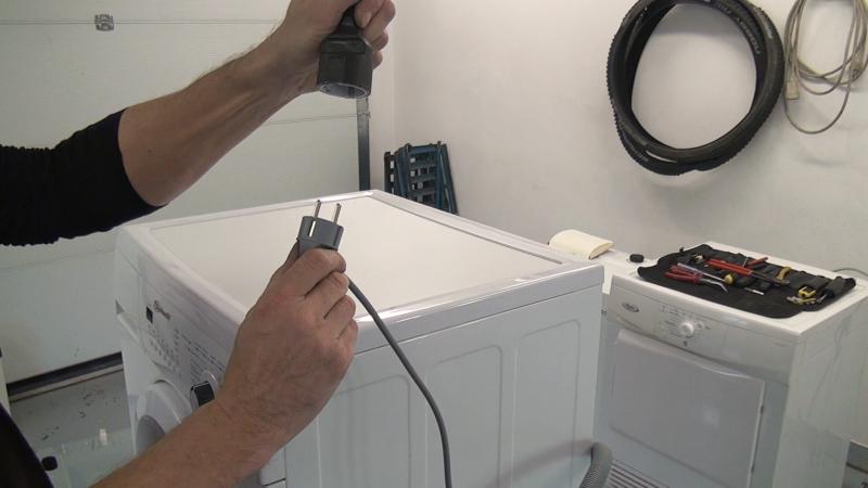 Waschmaschine vom Stromnetz trennen Waschmaschine vom Stromnetz trennen