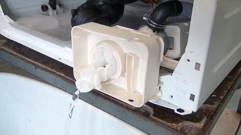 Notentleerung am Flusensieb Notentleerung am Flusensieb