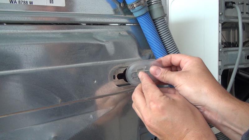 Abdeckung der Transportsicherung wieder einsetzen Abdeckung der Transportsicherung wieder einsetzen