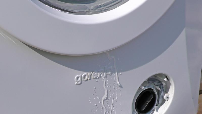 Wasser tritt beim Bullauge aus Wasser tritt beim Bullauge aus