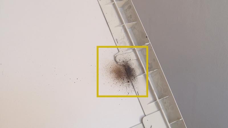 erkennbare Brandspuren auf der Unterseite des Gerätedeckels erkennbare Brandspuren auf der Unterseite des Gerätedeckels