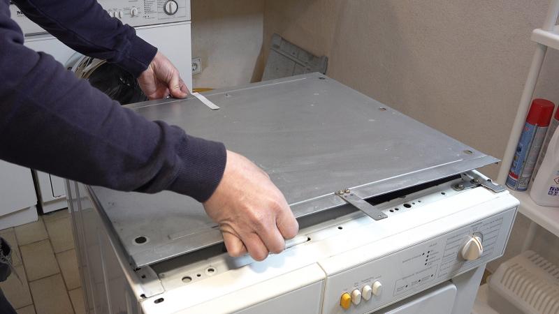 Gerätedeckel abheben