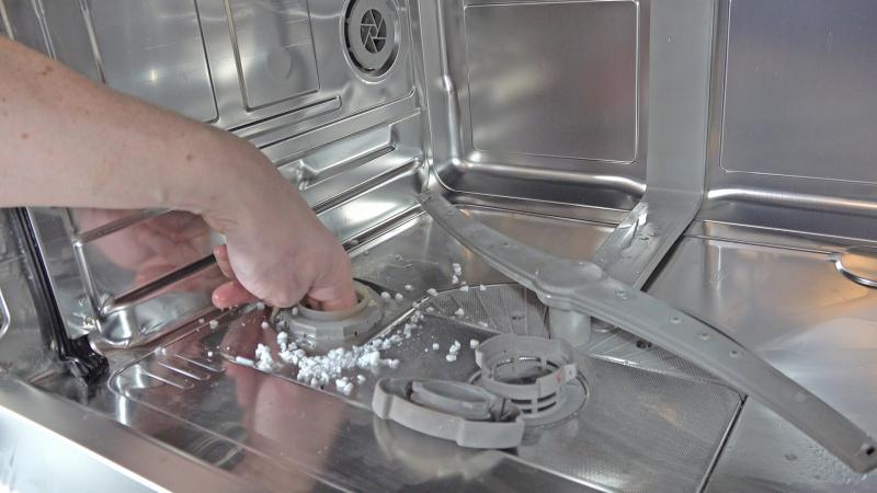 Im Salzbehälter nachstochern