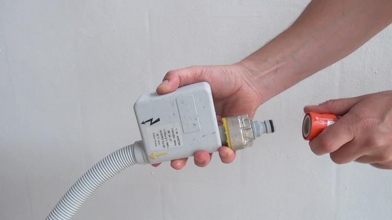 Gerät vom Wasseranschluss abschließen