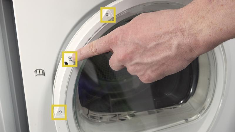 Abgebrochene Plastiknasen auf der Außenseite