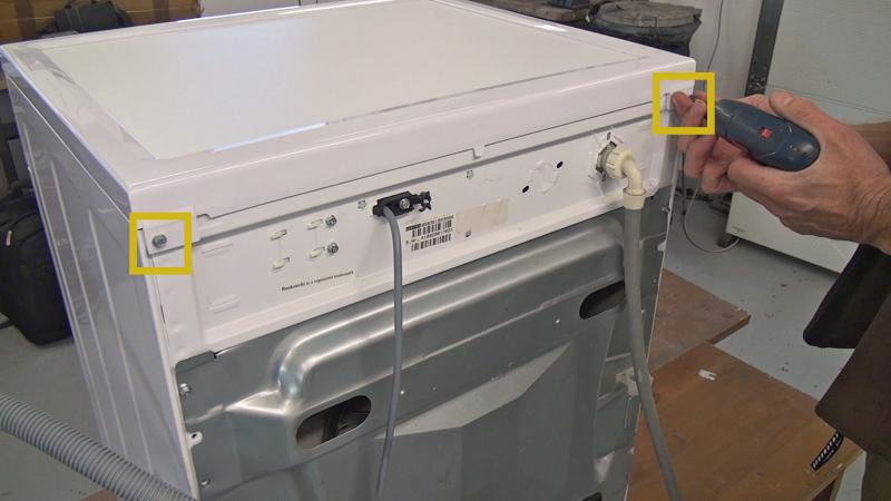 Schrauben des Gehäusedeckels entfernen