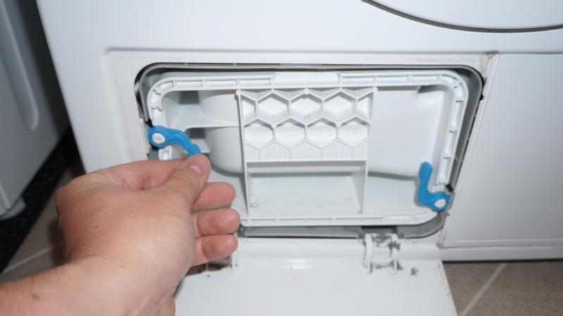 Flusensumpf reinigen-Verreigelung lösen