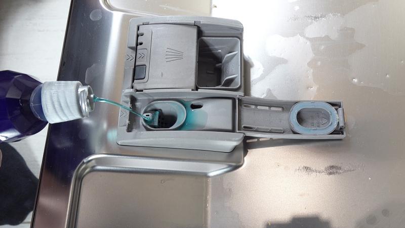 Klarspüler in der Spülmaschine wieder auffüllen Klarspüler in der Spülmaschine wieder auffüllen