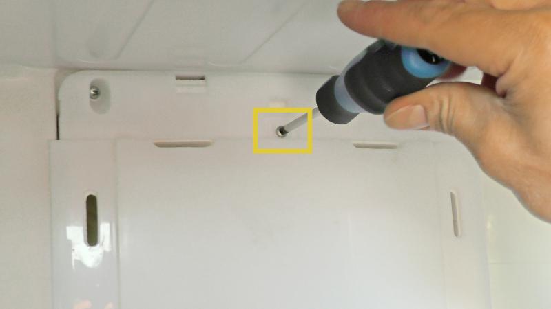 Schraube der Lampenabdeckung ausdrehen Schraube der Lampenabdeckung ausdrehen