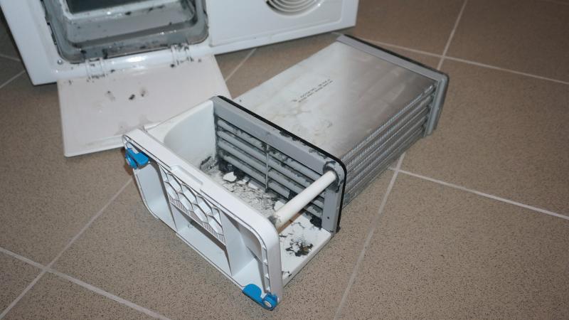 Flusensumpf reinigen-Kondensator entfernen