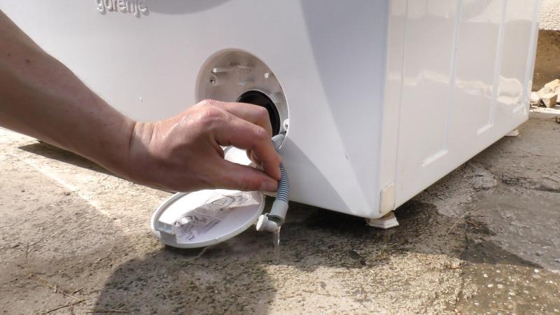 Wasser durch die Notentleerung ablassen