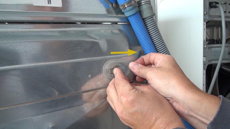 Blenden der Rückwand entfernen Blenden der Rückwand entfernen