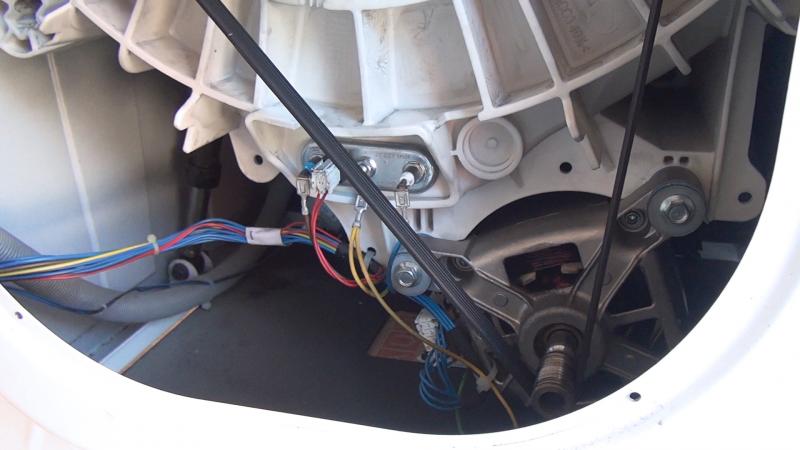 Zeigt den Heizstab hinter dem Antriebsriemen Zeigt den Heizstab hinter dem Antriebsriemen