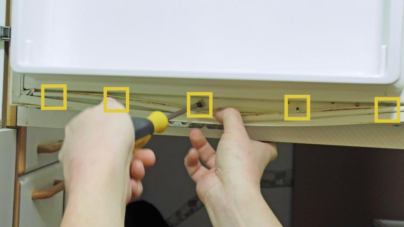 Untere Schrauben der Kühlschrankverkleidung Untere Schrauben der Kühlschrankverkleidung