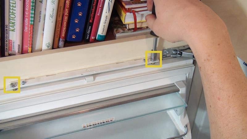 Schrauben der Dekorfront lösen Schrauben der Dekorfront lösen