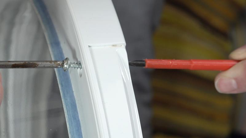 Flacher Schraubendreher an der Außenseite