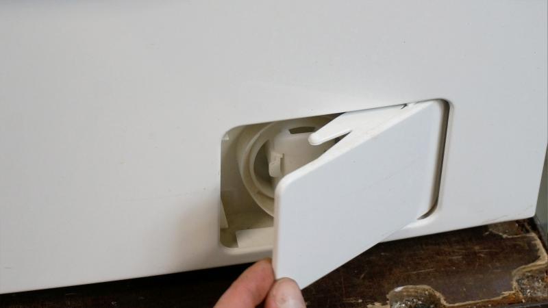 Flusensiebabdeckung öffnen