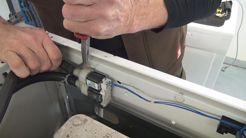 Zulaufschlauch lösen und abziehen