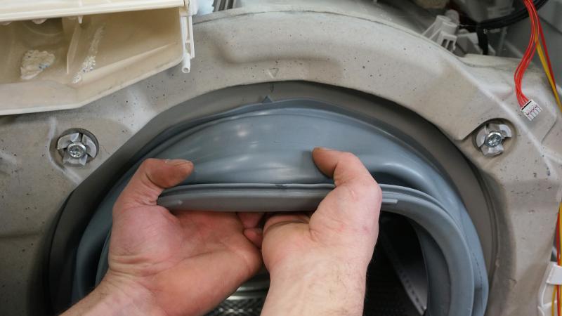 Die Türmanschette anheben