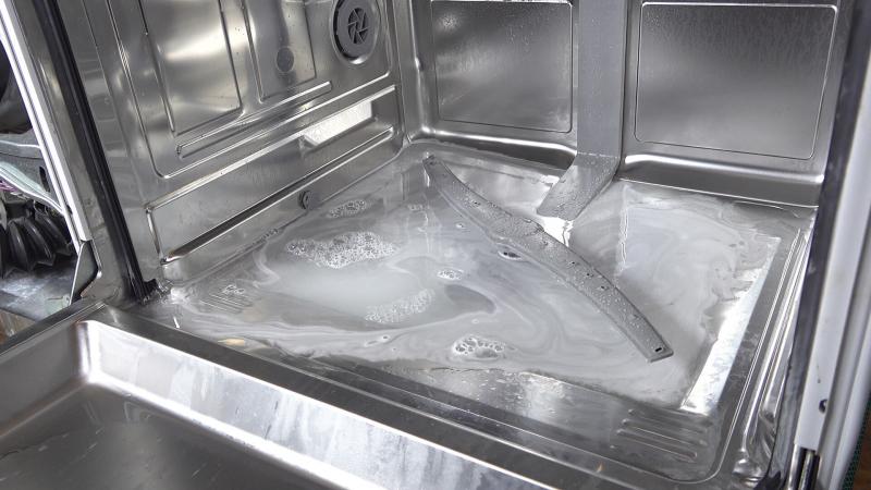 Pumpensumpf mit Salzwasser voll Pumpensumpf mit Salzwasser voll