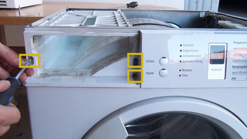 Linken Schrauben des Bedienelements abschrauben Linken Schrauben des Bedienelements abschrauben