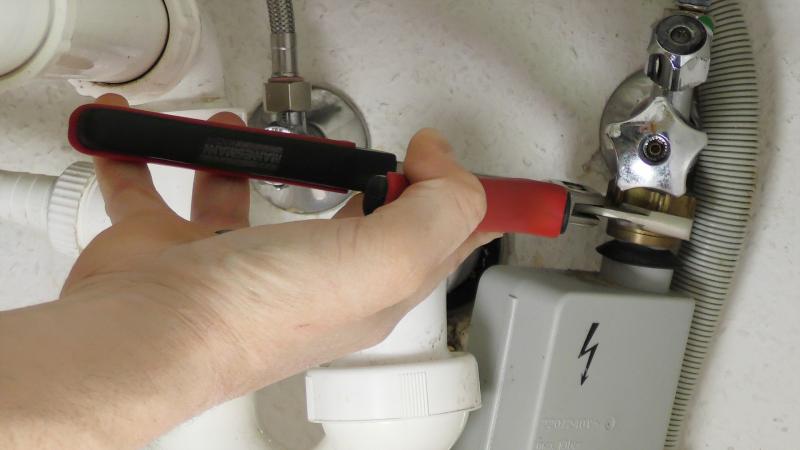 Alten Aquastop vom Wasseranschluss abschrauben