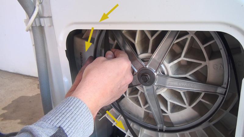 Antriebsriemen von der Riemenscheibe entfernen Antriebsriemen von der Riemenscheibe entfernen