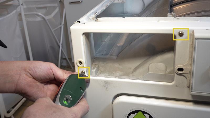 Schrauben der Front lösen