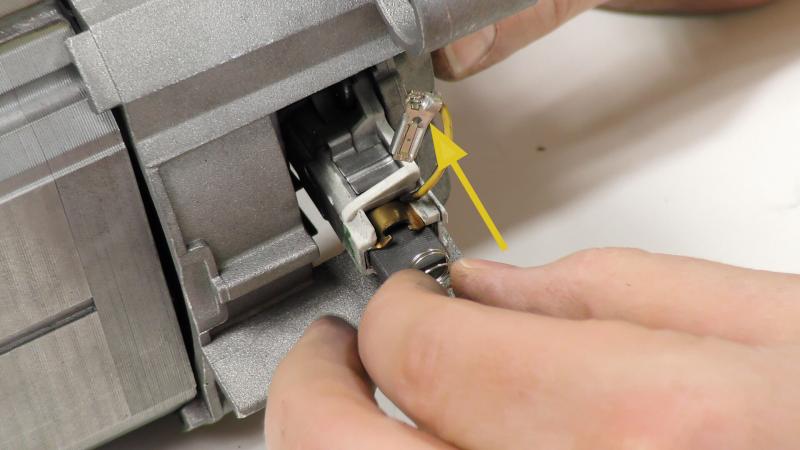 Neue Motorkohle einschieben