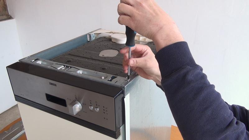 Obere Schrauben des Seitendeckels entfernen