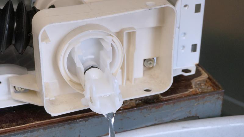 Flusensieb langsam öffnen und Wasser ablassen