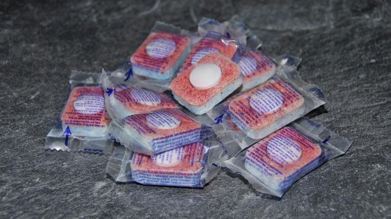 Zahlreiche Spülmaschinentabs auf einem Haufen Zahlreiche Spülmaschinentabs auf einem Haufen