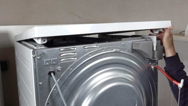 Gerätedeckel zu Seite legen Gerätedeckel zu Seite legen