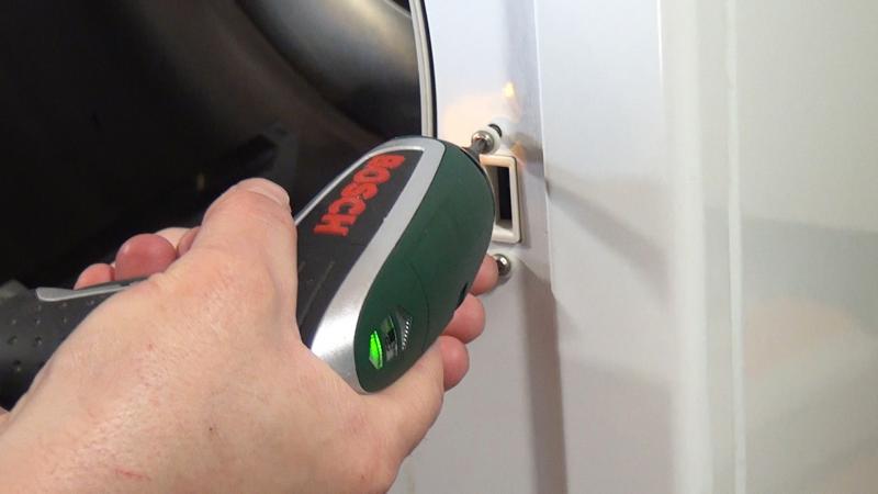 Schrauben des Türschlosses entfernen Schrauben des Türschlosses entfernen