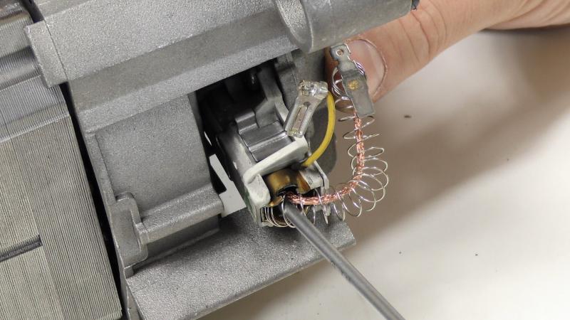 Vorsichtig Motorkohle nachschieben