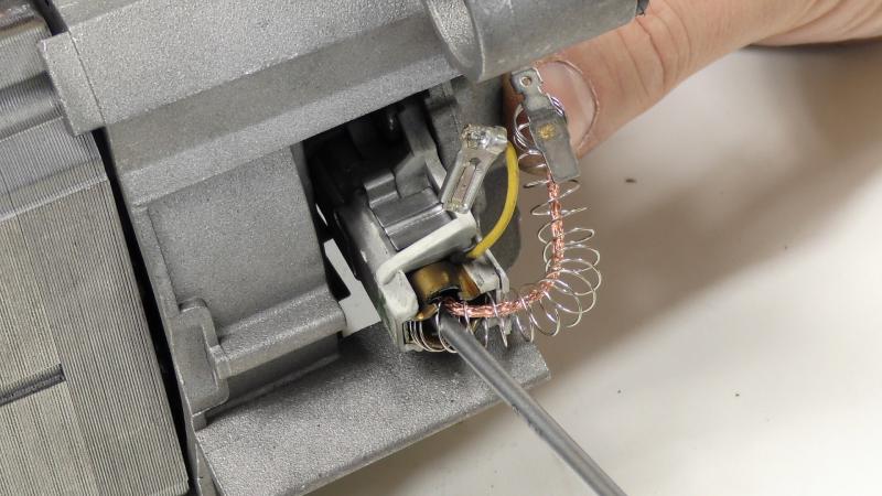 Vorsichtig Motorkohle nachschieben