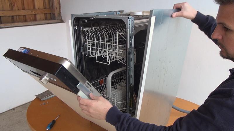 Türe öffnen und Seitendeckels entfernen