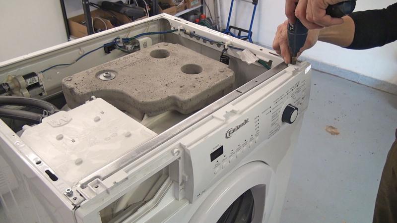 Oben liegende Schrauben der Bedienblende entfernen