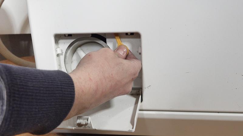 Notentriegelung beim Flusensieb einer Miele Waschmaschine