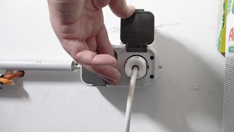 Stecker der Waschmaschine ziehen