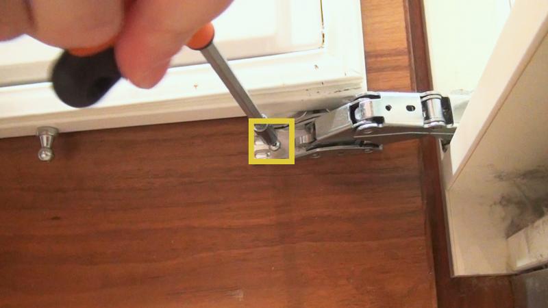 Schrauben der Dekorfront an den Scharnieren entfernen Schrauben der Dekorfront an den Scharnieren entfernen